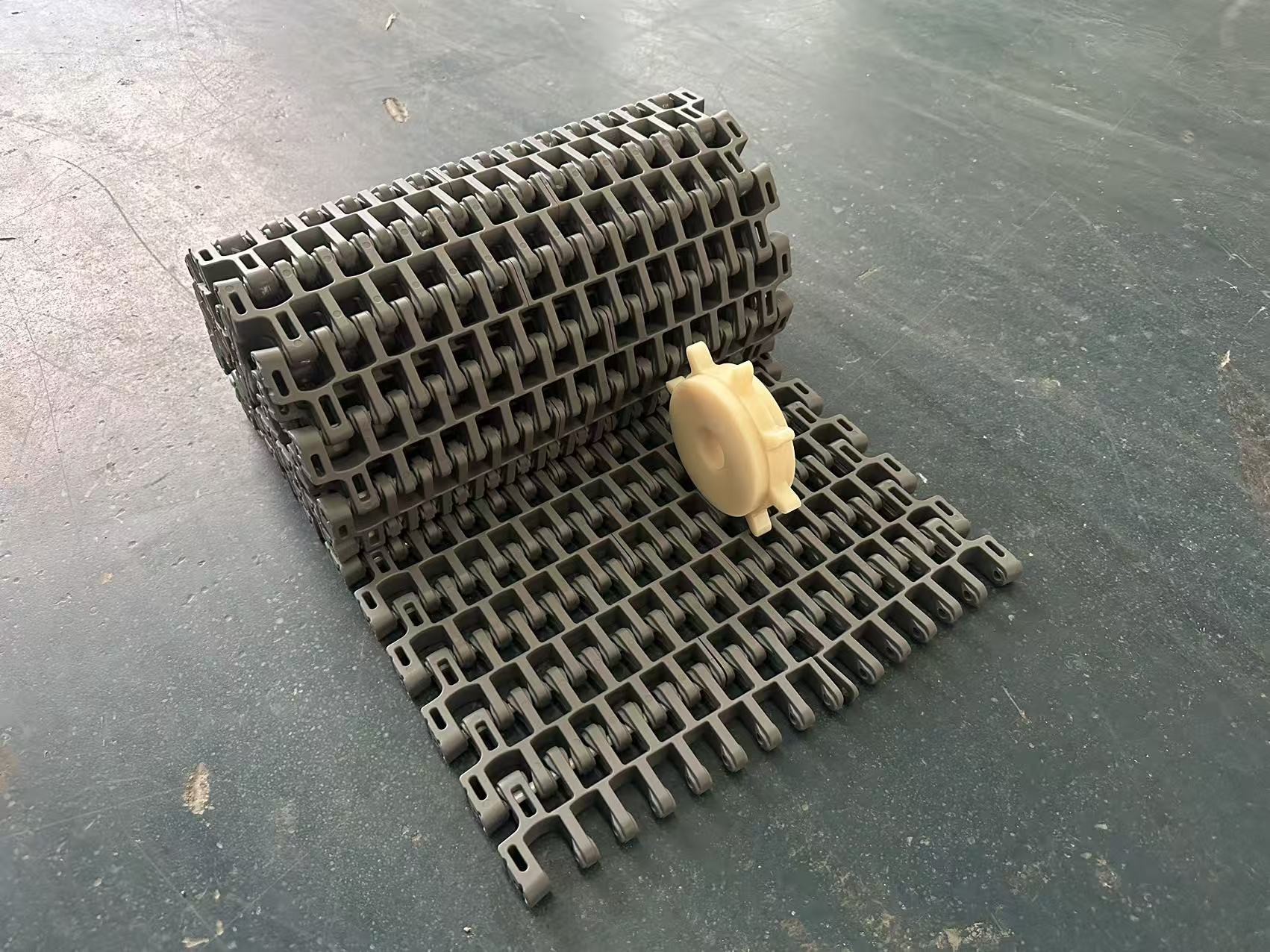 7970 Radius Flush Grid Modular Belt Side Flexing Plastic Modular Conveyor Belt for Curve Turning Conveyor – Image 6